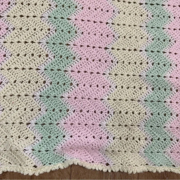 Beautiful Knit Patterned with Pink, Yellow & Mint with Silver Baby Blanket GUC - Picture 4 of 7